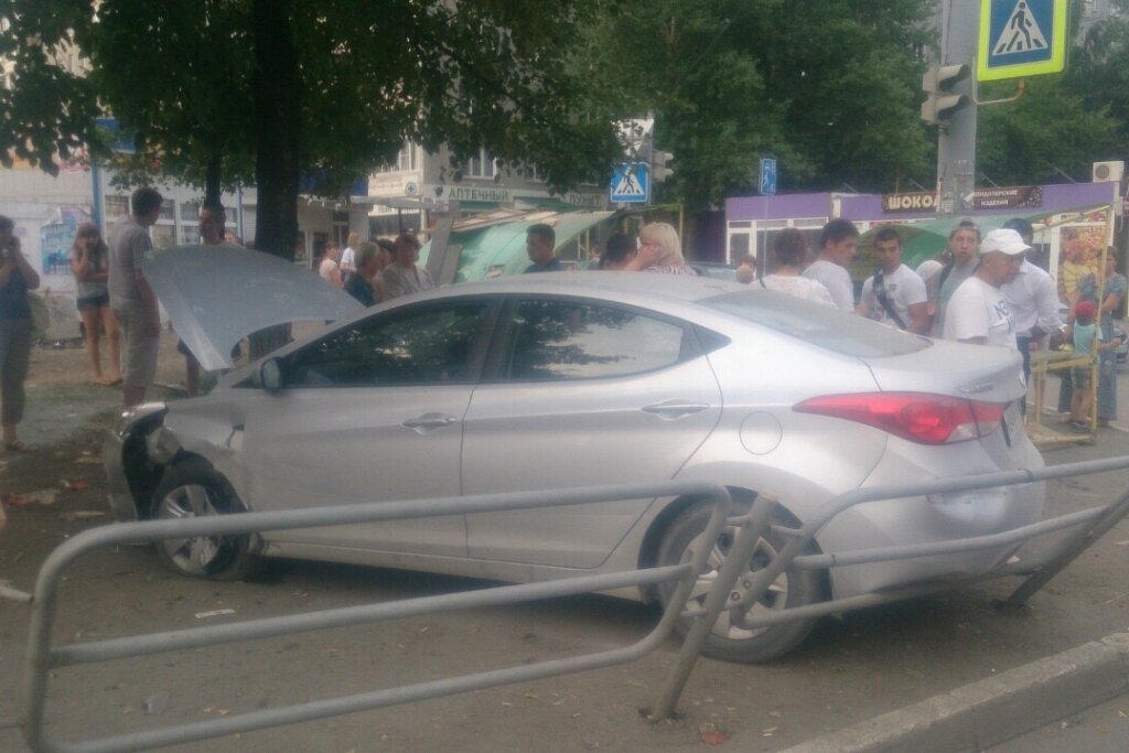 В Челябинске автомобиль вылетел с дороги и врезался в людей на остановке