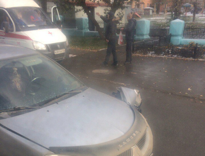 Маршрутка врезалась в дерево после столкновения с иномаркой в Челябинске
