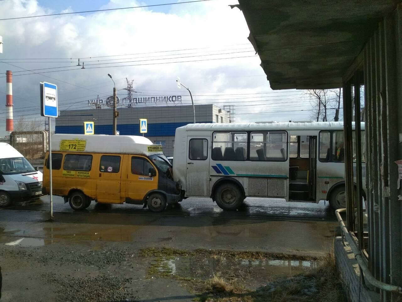 В Челябинске маршрутка с пассажирами врезалась в автобус. Есть пострадавшие