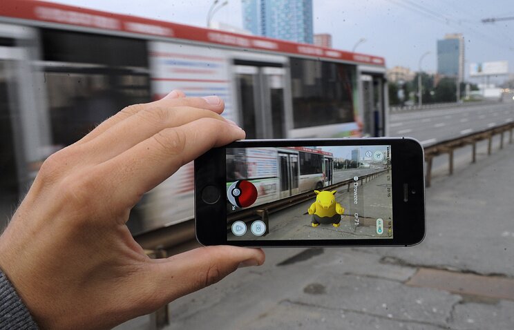 Из-за Pokemon Go школьник бросился под машину. Почему эта игра приводит к ЧП? 
