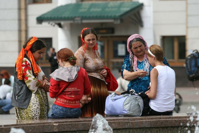 Цыгане похитили двух девочек-подростков, которых присмотрели в невесты