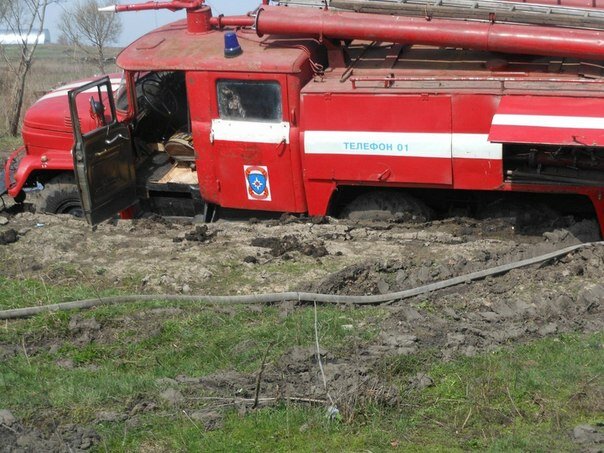 Машина пожарных увязла в болоте по пути к полыхающему дому. Выручили монахи