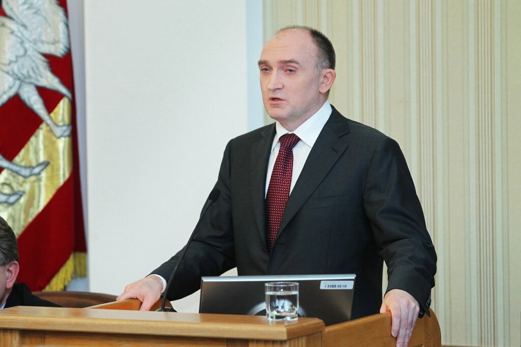 Дубровский наградил знаком отличия троих матерей, воспитывающих от пяти до восьми детей