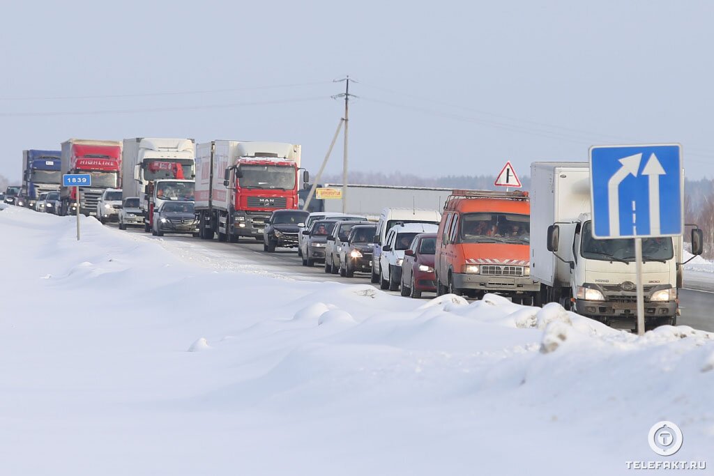 На трассе, закрытой из-за метели, сняли запрет на движение транспорта