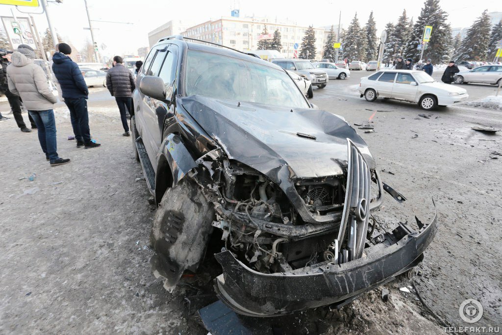 ДТП возле ЮУрГУ с наездом на пешеходов попало на видео. Кто виноват