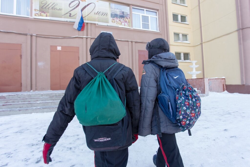 В школе мальчик ударил одноклассницу ножом