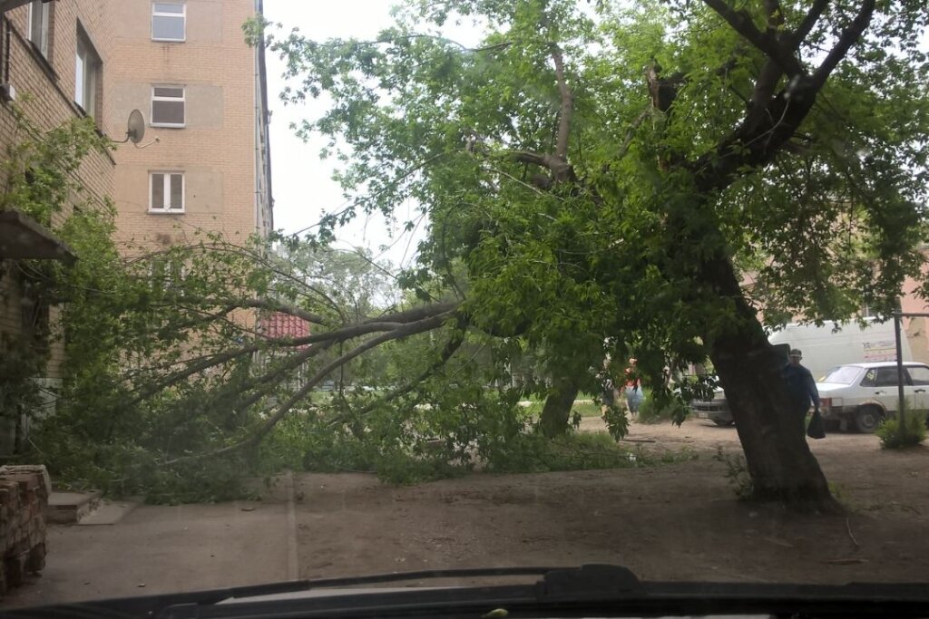 Главам районов поручено устранить последствия урагана в Челябинской области 